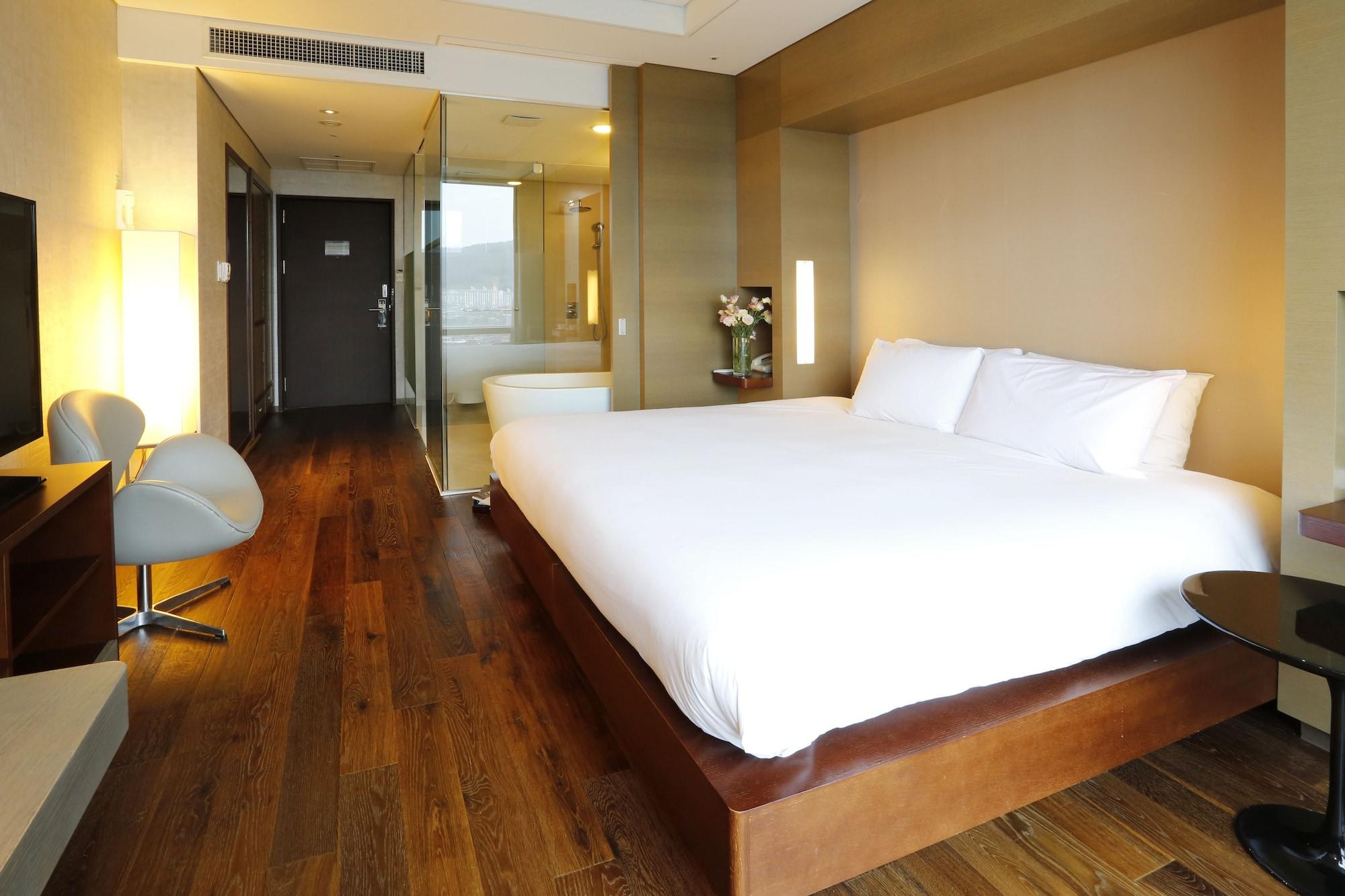 Grand Mercure Ambassador Changwon Bagian luar foto