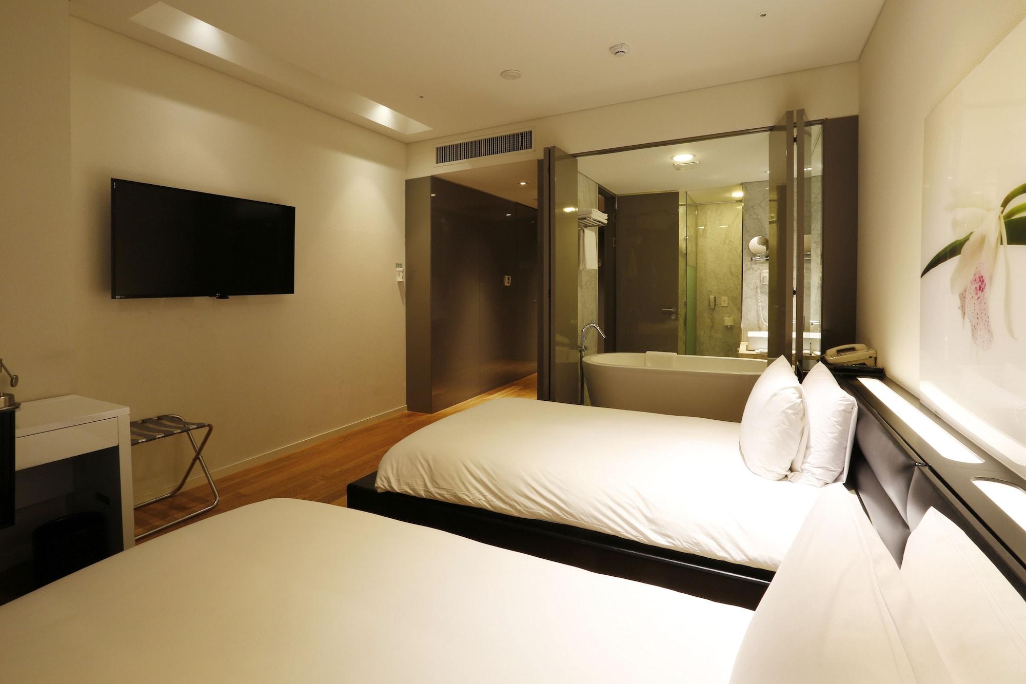 Grand Mercure Ambassador Changwon Bagian luar foto