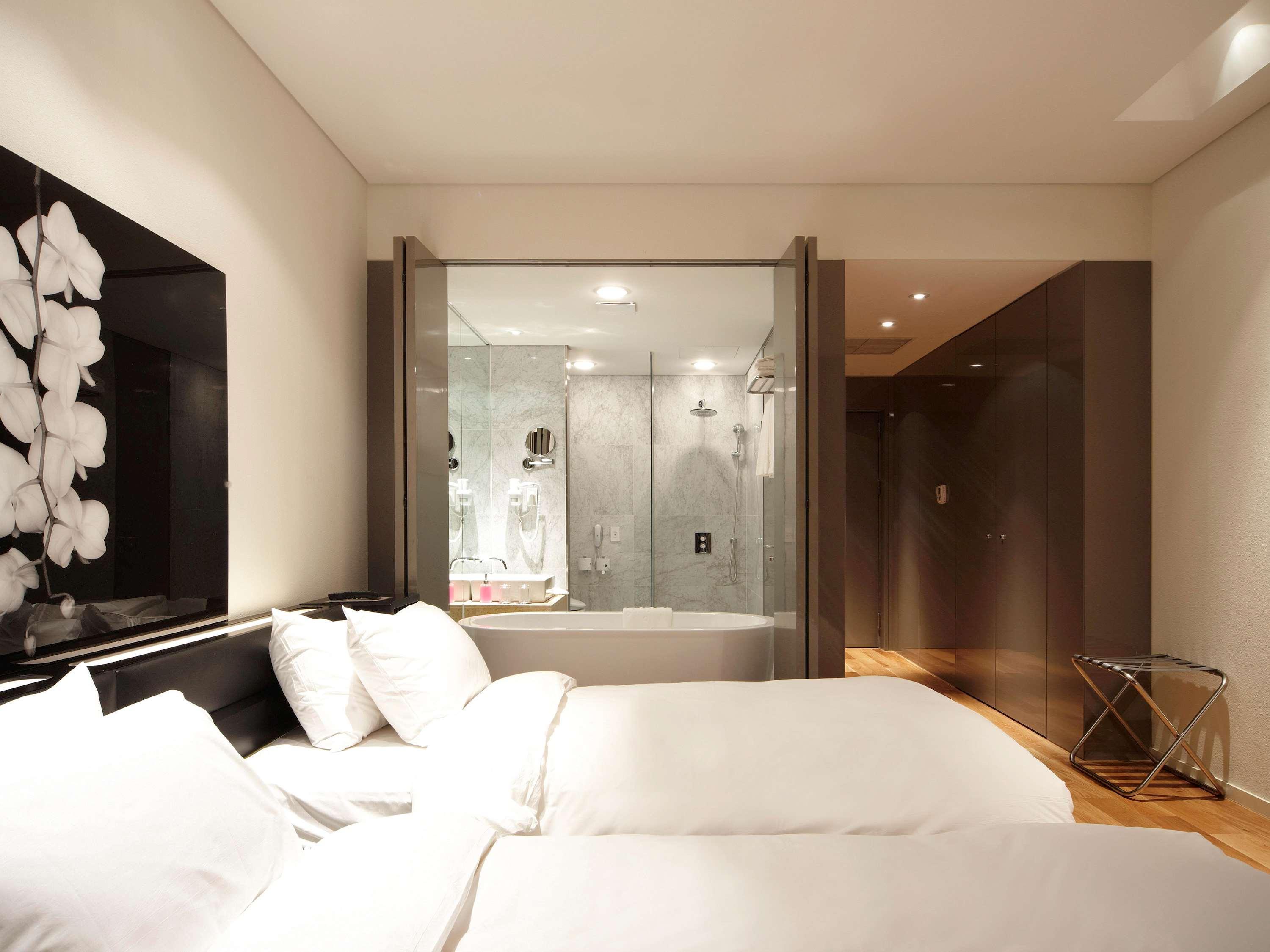 Grand Mercure Ambassador Changwon Bagian luar foto