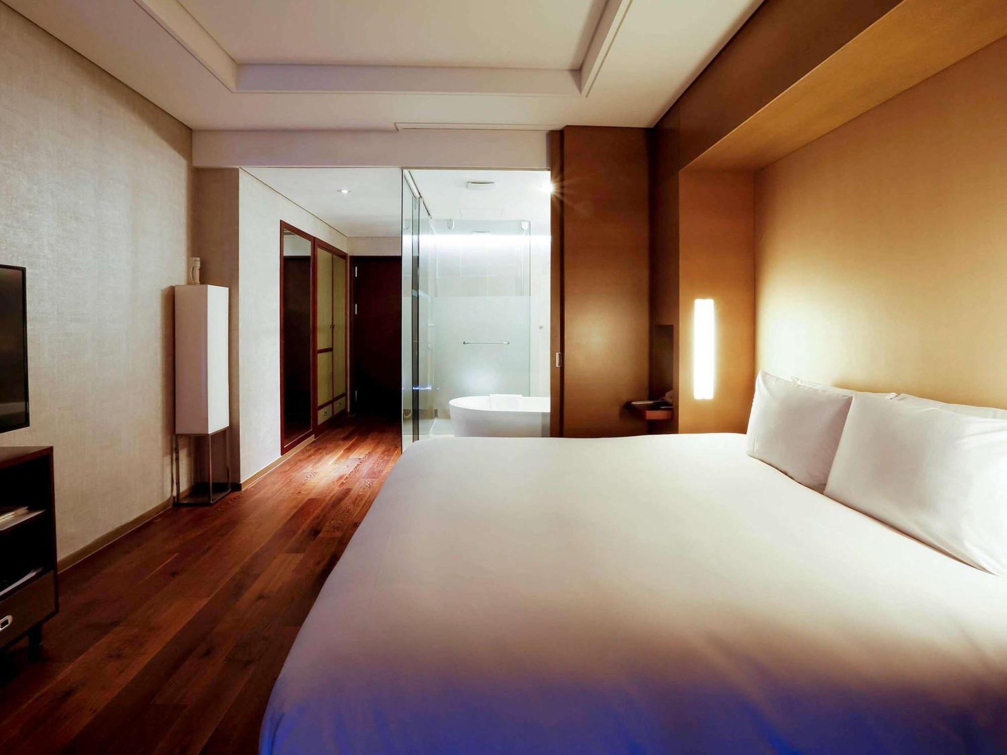 Grand Mercure Ambassador Changwon Bagian luar foto